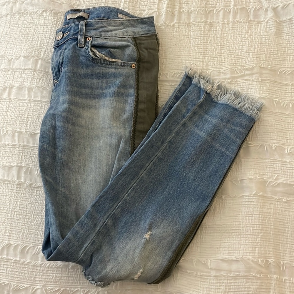 Cute mid-rise light wash jeans with green vertical stripe along the side!